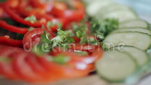 新鲜的青菜以慢动作泼在蔬菜上视频的预览图