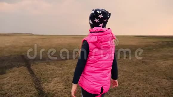 领域里的快乐孩子一个漂亮的小女孩在田野里跑来跑去视频的预览图