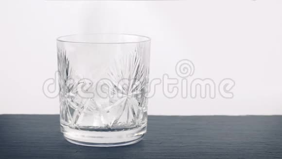 冰杯和威士忌倒入玻璃视频的预览图