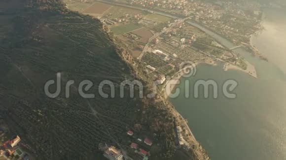 鸟瞰托博尔镇和加尔达湖海岸意大利Sudtirol视频的预览图
