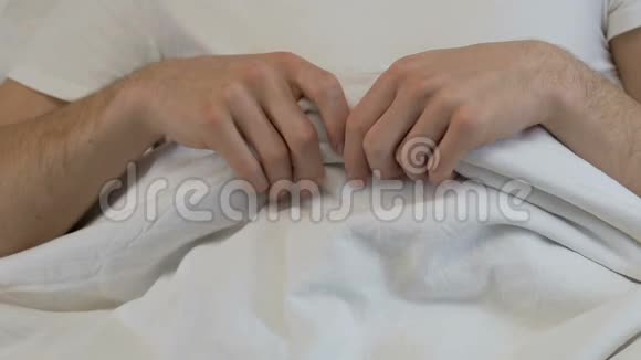紧张的男性手毯睡眠障碍焦虑前列腺炎健康问题视频的预览图