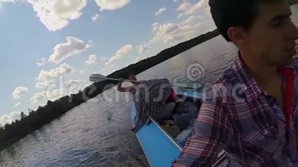 两名年轻男性划独木舟动作摄影机动作摄影机慢镜头视频的预览图
