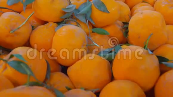 水果市场上多汁的成熟橘子视频的预览图