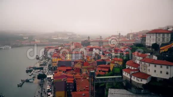 波尔图大约2018年全景的老城市波尔图葡萄牙里贝拉港风景全景老城波尔图视频的预览图