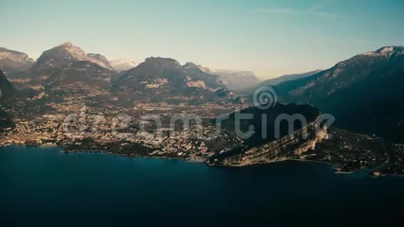 鸟瞰加德纳湖和城市里瓦德尔加德在岸上意大利Sudtirol视频的预览图