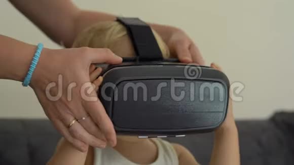 一个小男孩的特写镜头使用虚拟现实耳机虚拟现实眼镜虚拟现实概念儿童和现代技术视频的预览图