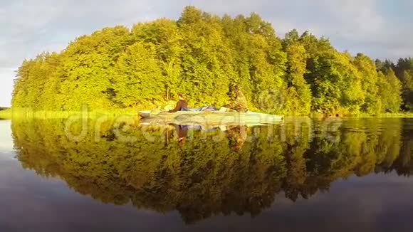 日落时的河流景观在船上欣赏自然美景的人们视频的预览图
