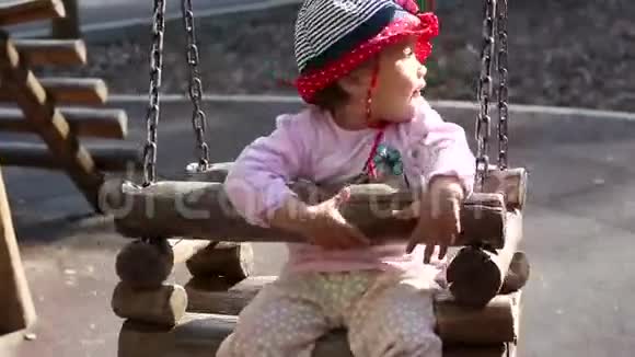 带太阳帽的宝贝在摇摆视频的预览图