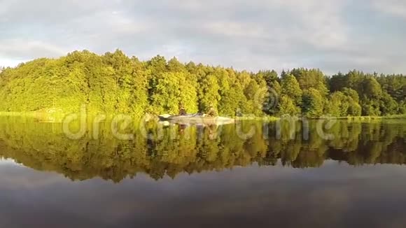 日落时分一对夫妇划着皮划艇雄伟的景观缓慢的运动视频的预览图