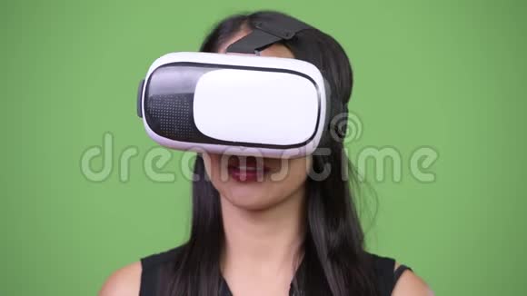 年轻漂亮的亚洲商人使用虚拟现实耳机视频的预览图