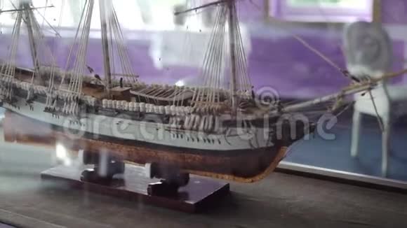 玻璃下的旧帆船模型视频的预览图