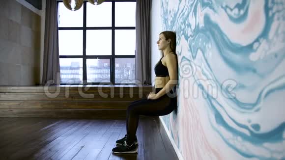 健身教练在蹲运动和美丽的女人三架视频的预览图