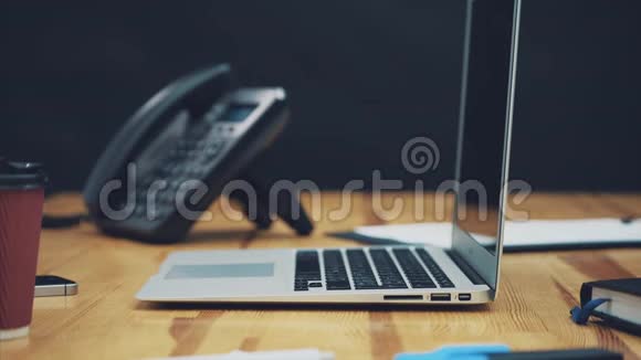 做生意的女人一个人使用笔记本电脑在办公室的办公桌上加班视频的预览图
