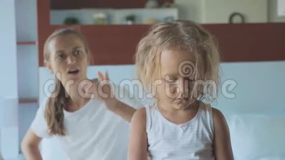 愤怒的母亲在家里坐在床上骂女儿视频的预览图