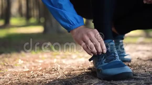 在森林里奔跑的人鞋子特写拍摄在森林道路上奔跑的腿视频的预览图