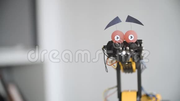 有趣的机器人是摇头说是智能机械手实验仿脸工业机器人模型视频的预览图