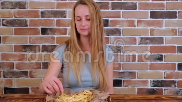 有油炸土豆油炸土豆食物的快乐女人视频的预览图