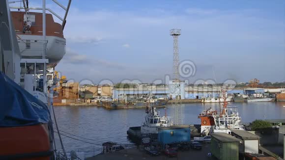 船只对接港口码头科纳克里几内亚视频的预览图