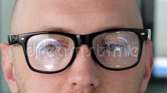 3d眼镜镜片上有虚拟投影的眼睛视频的预览图