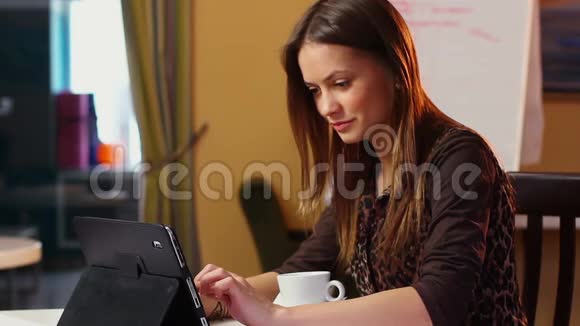年轻的女商人在工作打字留言喝杯咖啡视频的预览图