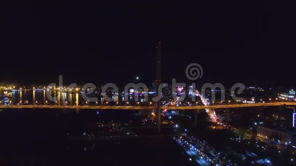 鸟瞰夜景城市俯瞰金角湾视频的预览图