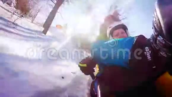 4K页父亲和儿子在雪橇景点寒假视频的预览图