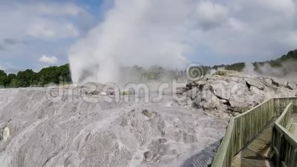 新西兰北岛罗托鲁阿世界著名地热公园视频的预览图