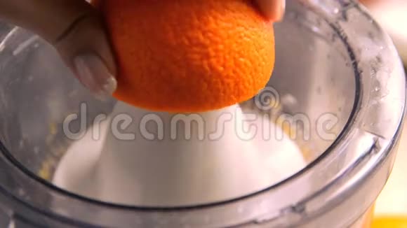 与铰刀榨汁机橙子视频的预览图