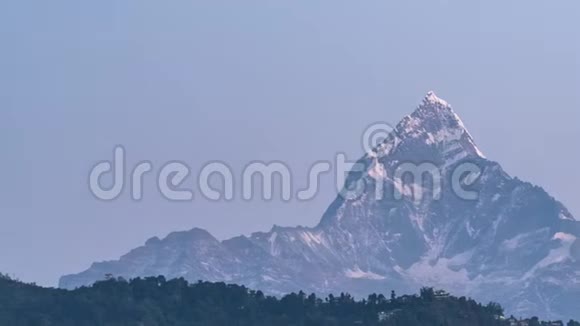 在尼泊尔喜马拉雅山的日出处马查普查雷山的雪山也叫鱼尾山时间推移视频的预览图