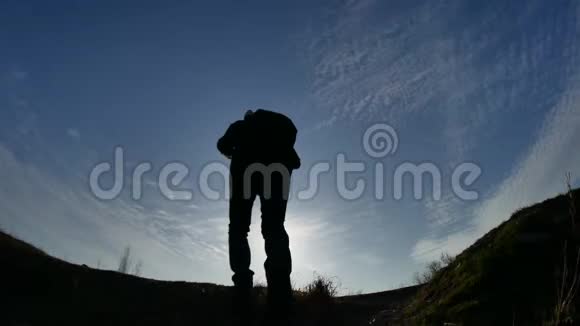 自拍旅行剪影概念人做一个自拍旅行背包徒步在山上日落旅行成功视频的预览图