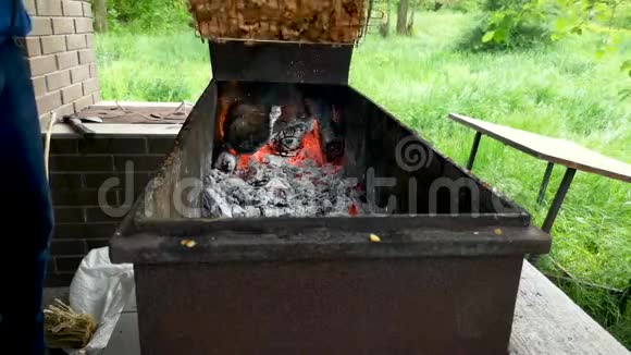 烧烤特写镜头有时男人会把肉放在烤架上美食和户外娱乐的概念视频的预览图