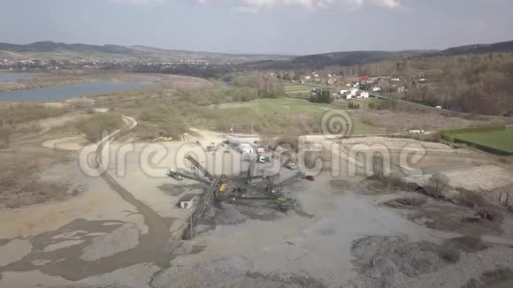 河道碎石的提取冲洗分选和牵张采矿业获得石头的技术鸟眼观视频的预览图