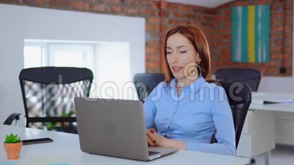 忙碌的美丽的年轻女子在工作笔记本电脑视频的预览图