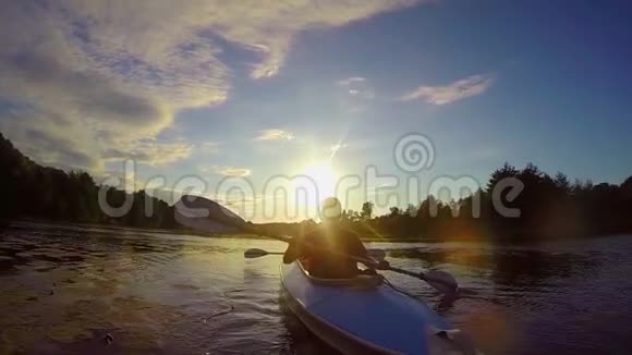 日落时分游客划船团队合作积极休息视频的预览图
