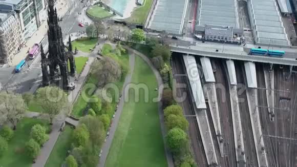 爱丁堡城市历史悠久的韦弗利火车站火车道晴天空中射击视频的预览图