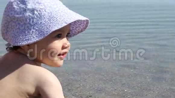 小女孩在海边视频的预览图