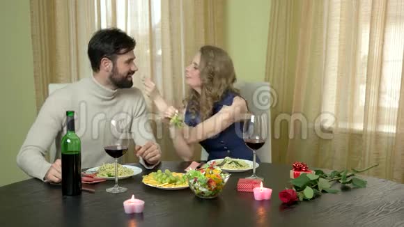女人喂男人葡萄视频的预览图