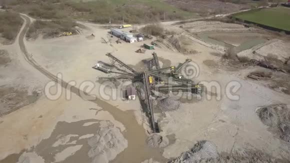 河道碎石的提取冲洗分选和牵张采矿业获得石头的技术鸟眼观视频的预览图