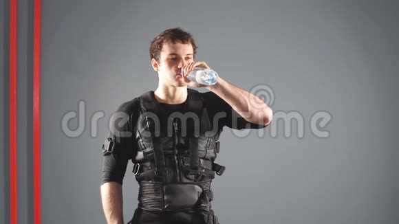 健身男子穿电刺激套装训练后喝水视频的预览图