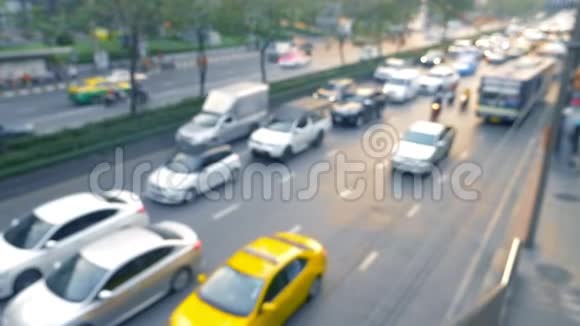 背景模糊道路繁忙汽车电路视频的预览图
