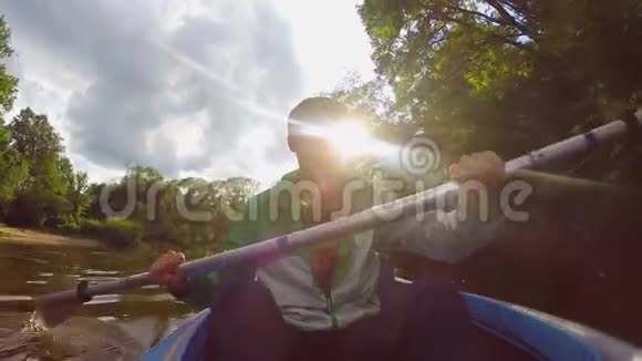 年轻快乐的男性划艇极限运动gopro情感视频的预览图