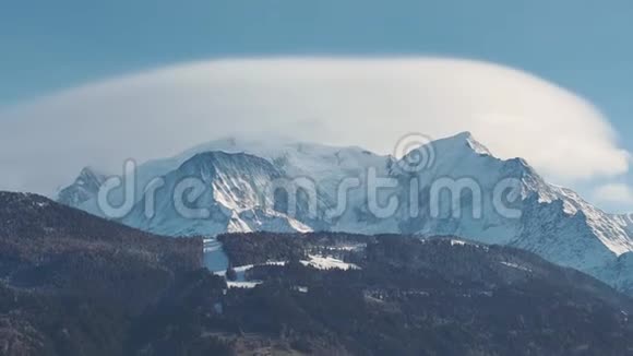 在被云层覆盖的法国一侧的勃朗峰上令人惊叹的景色视频的预览图