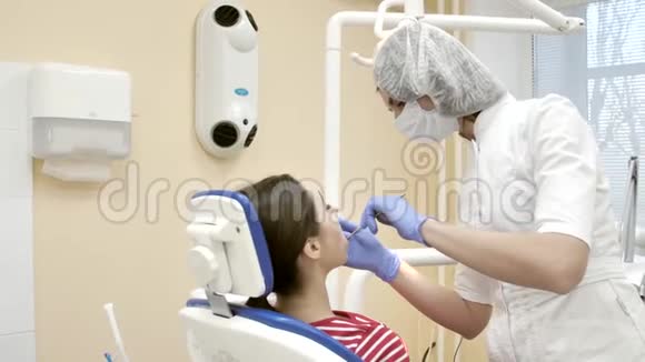 在工作的牙医牙齿治疗期间的专业口腔医生视频的预览图