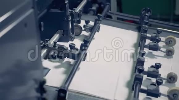 关闭工业机器稳定纸张运动过程中的元素视频的预览图