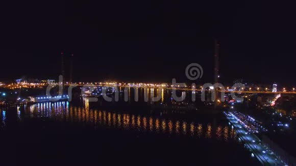 鸟瞰夜景城市俯瞰金角湾视频的预览图