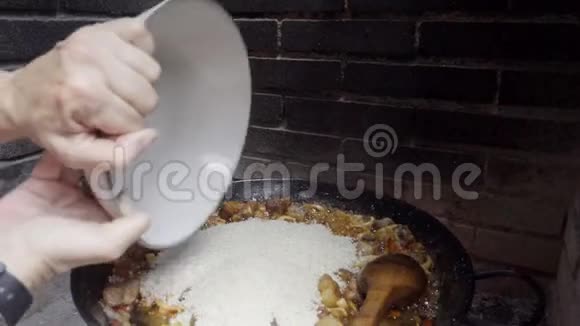 烹饪西班牙海鲜饭第二步是增加米饭视频的预览图