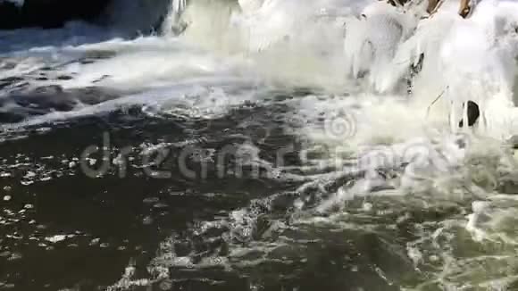 冬天快速的河流瀑布视频的预览图
