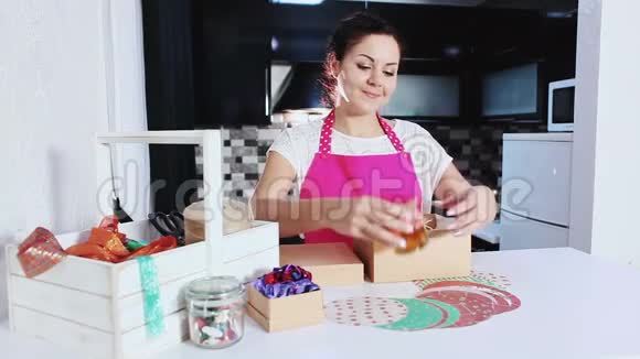 女人用装饰丝带系礼盒视频的预览图