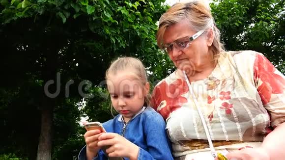 孙女教祖母在触摸屏上管理智能手机视频的预览图