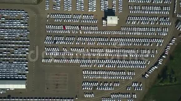 汽车制造商仓库的高空俯视图视频的预览图